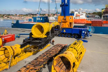 Kran am Hafen mit schwerer Last