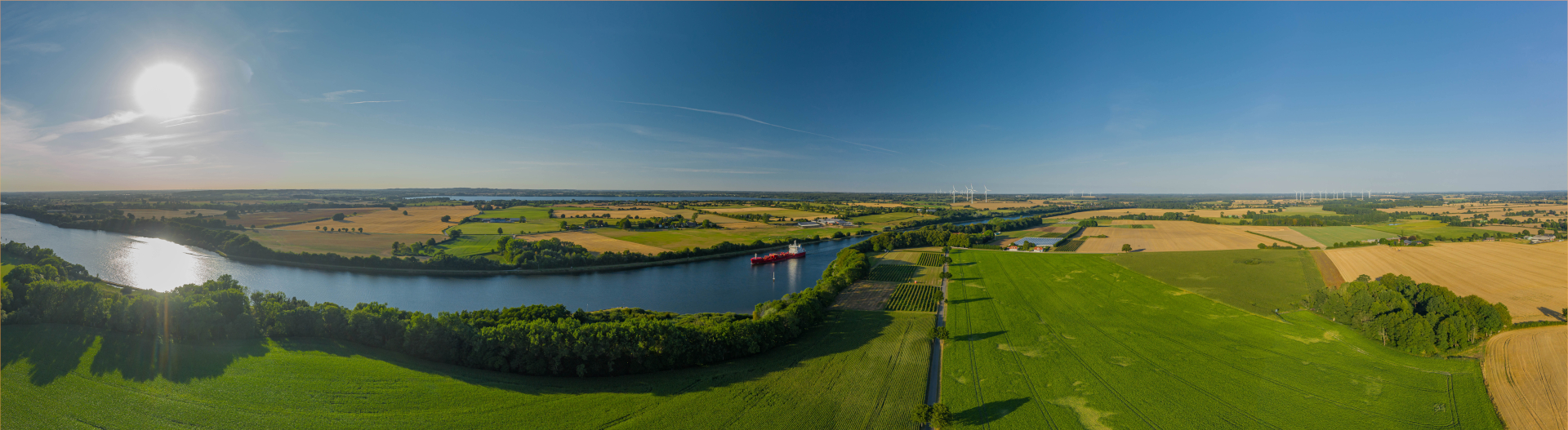 Weitwinkelansicht auf den Nord-Ostsee-Kanal